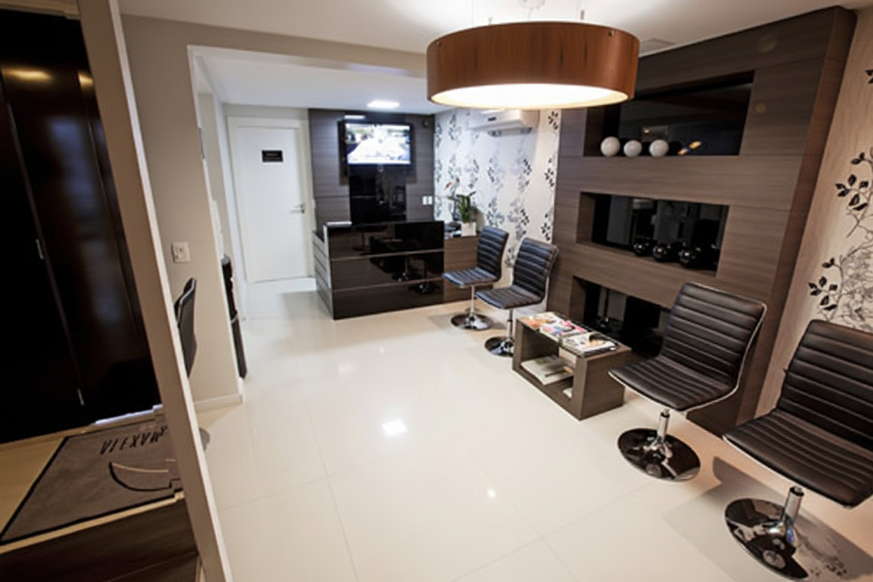 Ambiente geral da clínica — sala de espera com acabamento premium e iluminação sofisticada