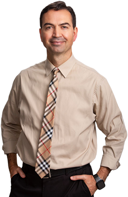 Dr. Alexandre Moro em seu consultório