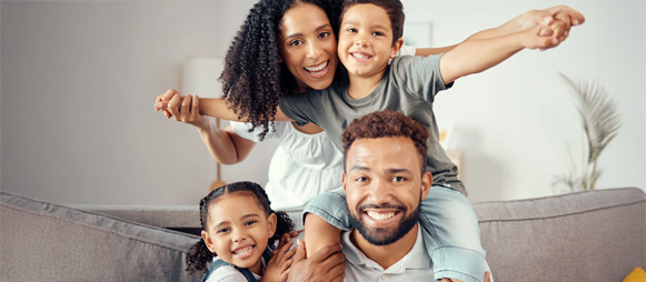 Família sorrindo — Plano Familiar